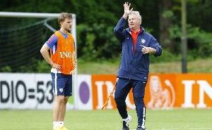 Hiddink stapt op en vertrekt